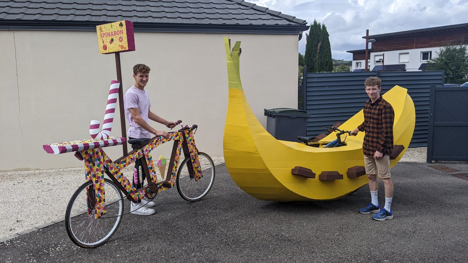 Vélo en bois et vélo banane fait par Jules Vincent pour les Folles Journées du Vélo à Epinal